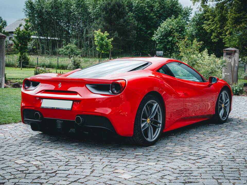 Image 2/56 of Ferrari 488 GTB (2020)