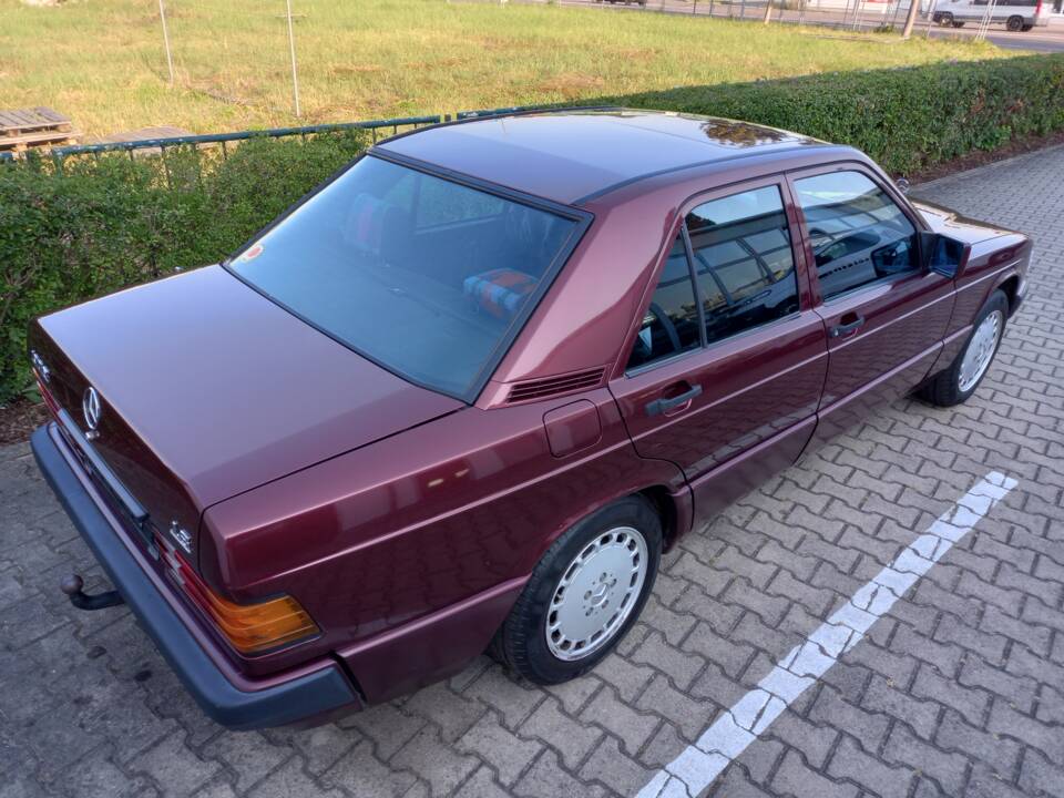 Image 19/137 of Mercedes-Benz 190 E 1.8 Avantgarde &quot;Rosso&quot; (1992)
