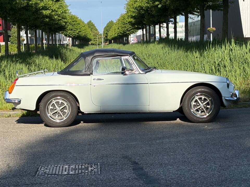 Image 18/18 of MG MGB (1975)