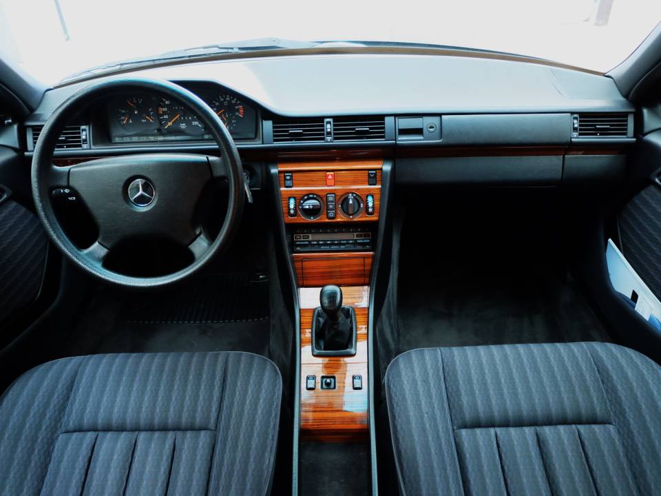 Bild 17/73 von Mercedes-Benz 230 E (1991)