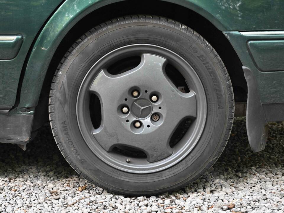 Image 12/50 of Mercedes-Benz E 320 (1998)