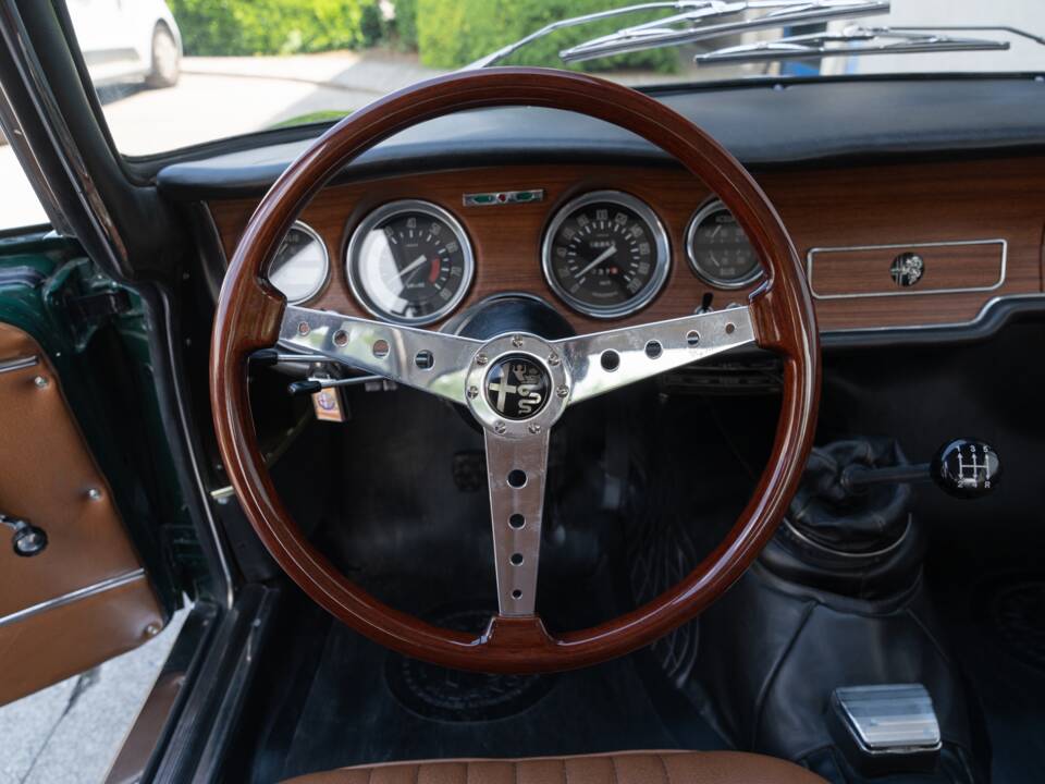 Image 50/83 of Alfa Romeo Giulia GT 1300 Junior (1968)