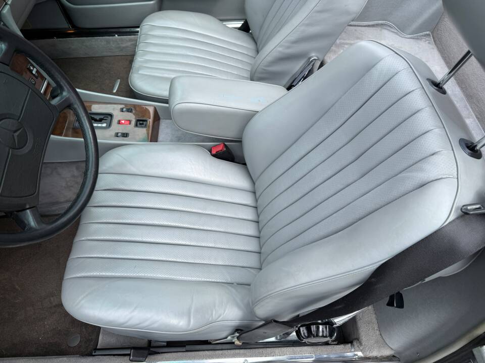 Image 13/30 of Mercedes-Benz 560 SL (1987)