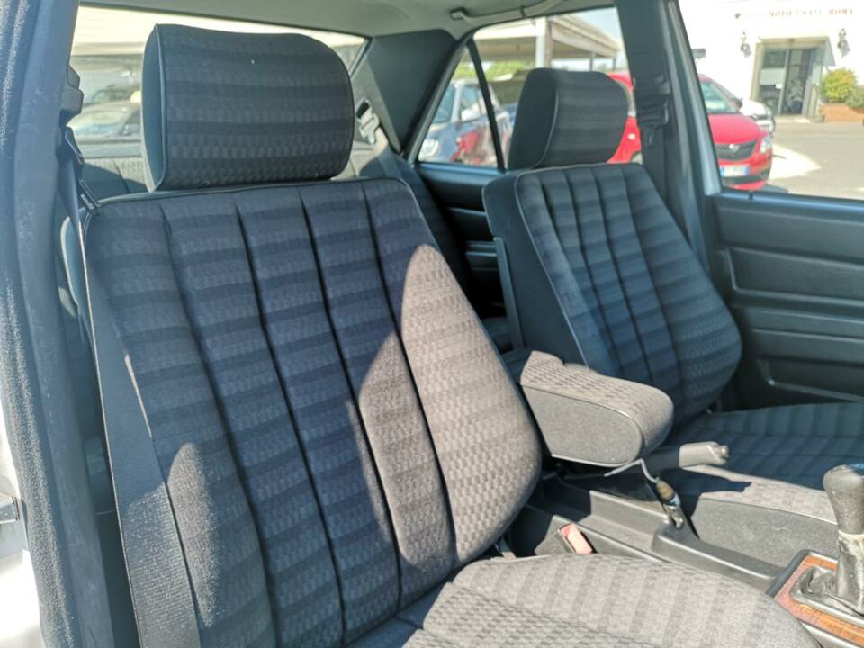 Image 23/34 of Mercedes-Benz 190 E 1.8 (1991)