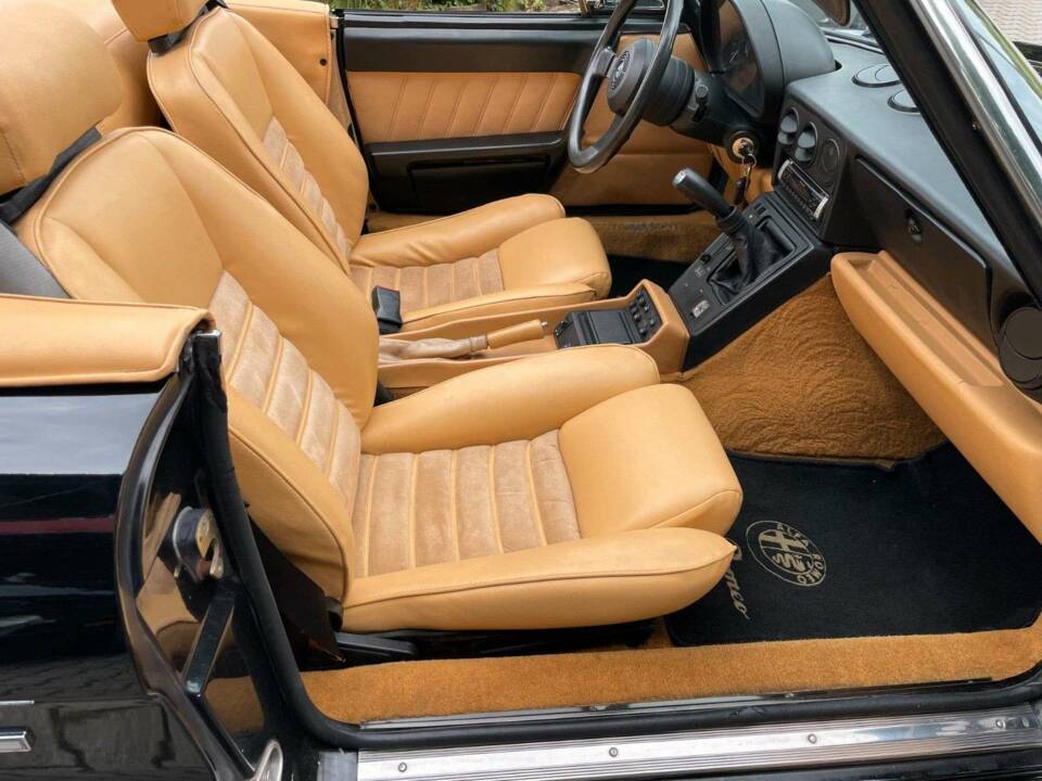 Immagine 11/18 di Alfa Romeo 2.0 Spider (1993)