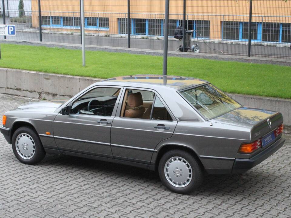 Image 3/27 of Mercedes-Benz 190 E (1987)