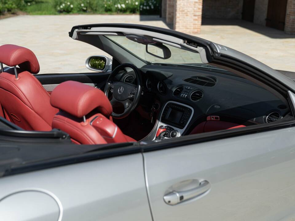 Image 23/50 of Mercedes-Benz SL 55 AMG (2002)