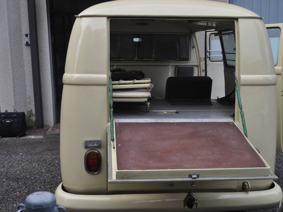 Image 18/31 of Volkswagen T1 minibus (1962)