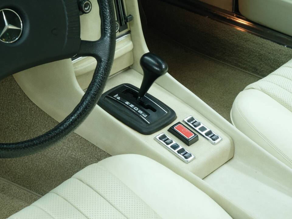 Image 26/50 de Mercedes-Benz 350 SLC (1973)