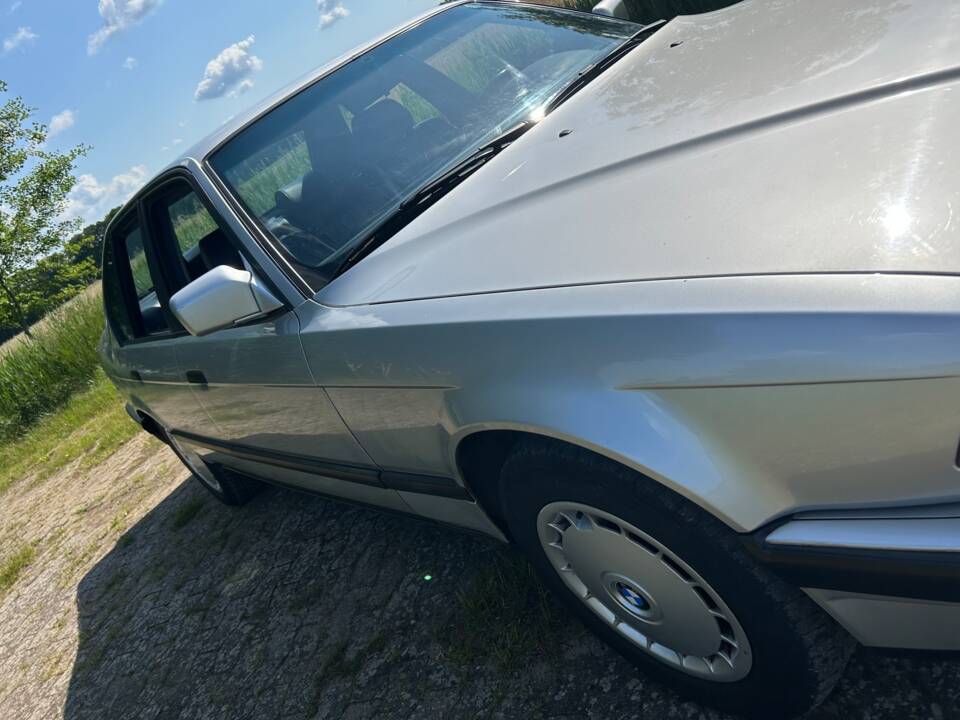 Image 22/33 de BMW 735i (1990)