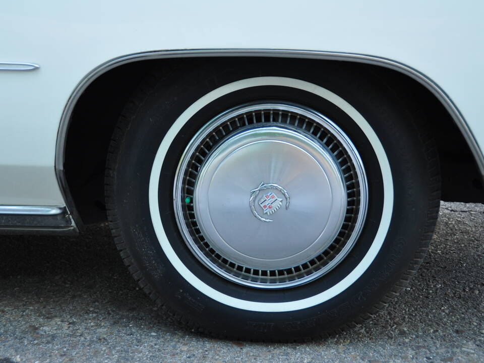 Image 19/75 of Cadillac Fleetwood Eldorado Convertible (1975)