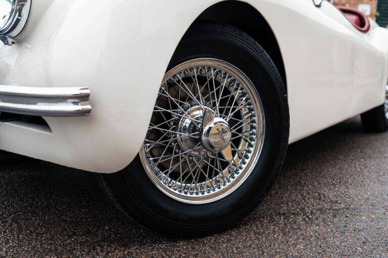 Image 3/43 of Jaguar XK 120 OTS (1951)