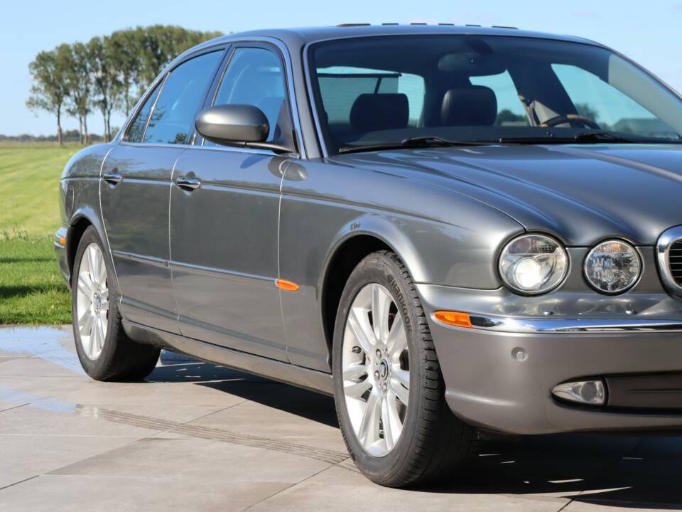 Image 5/50 of Jaguar XJ 8 4.2 (2004)