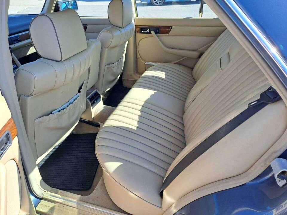 Image 41/50 of Mercedes-Benz 300 SE (1990)