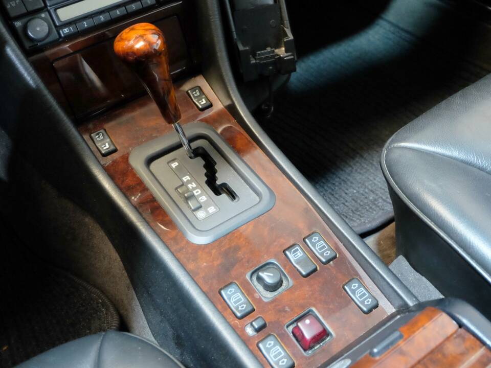 Image 11/30 de Mercedes-Benz E 220 (1995)