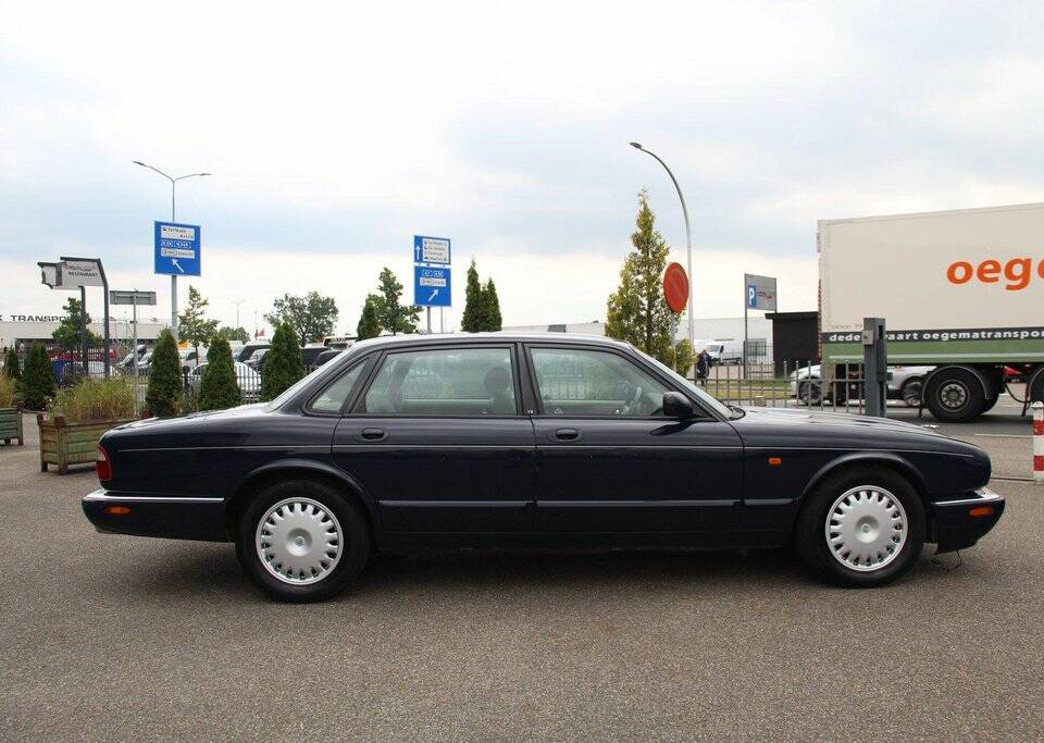 Bild 5/8 von Jaguar XJ 8 Executive (1997)