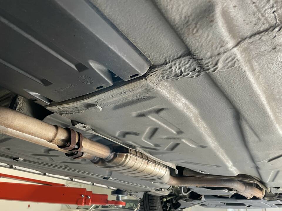 Immagine 29/32 di Mercedes-Benz E 200 (1994)