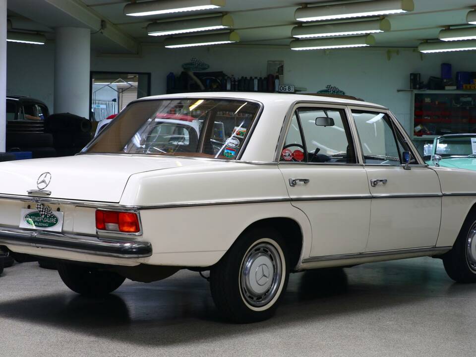 Image 7/15 of Mercedes-Benz 200 (1971)