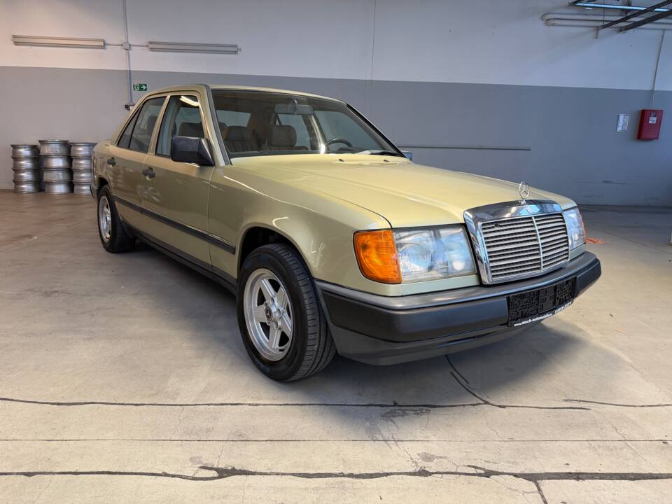 Afbeelding 3/33 van Mercedes-Benz 230 E (1985)