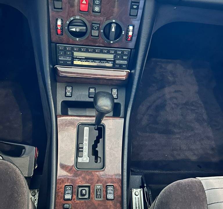 Image 13/24 of Mercedes-Benz 560 SEC (1986)