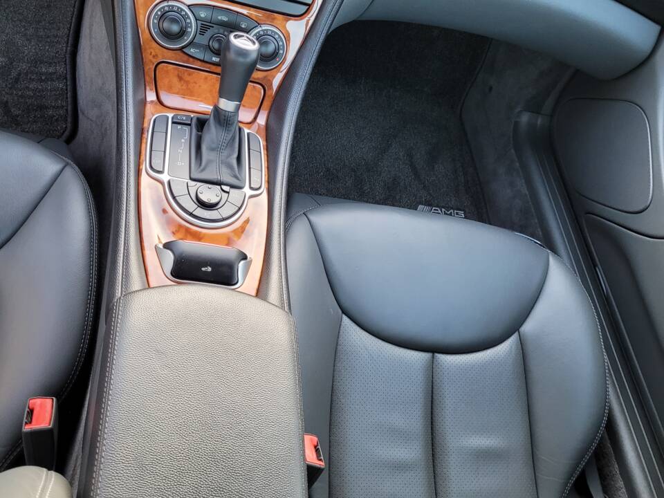 Bild 56/97 von Mercedes-Benz SL 500 (2004)