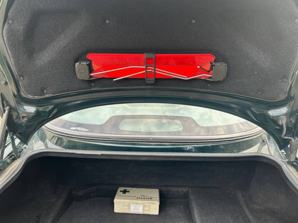 Image 18/18 of Jaguar XK8 4.0 (1998)