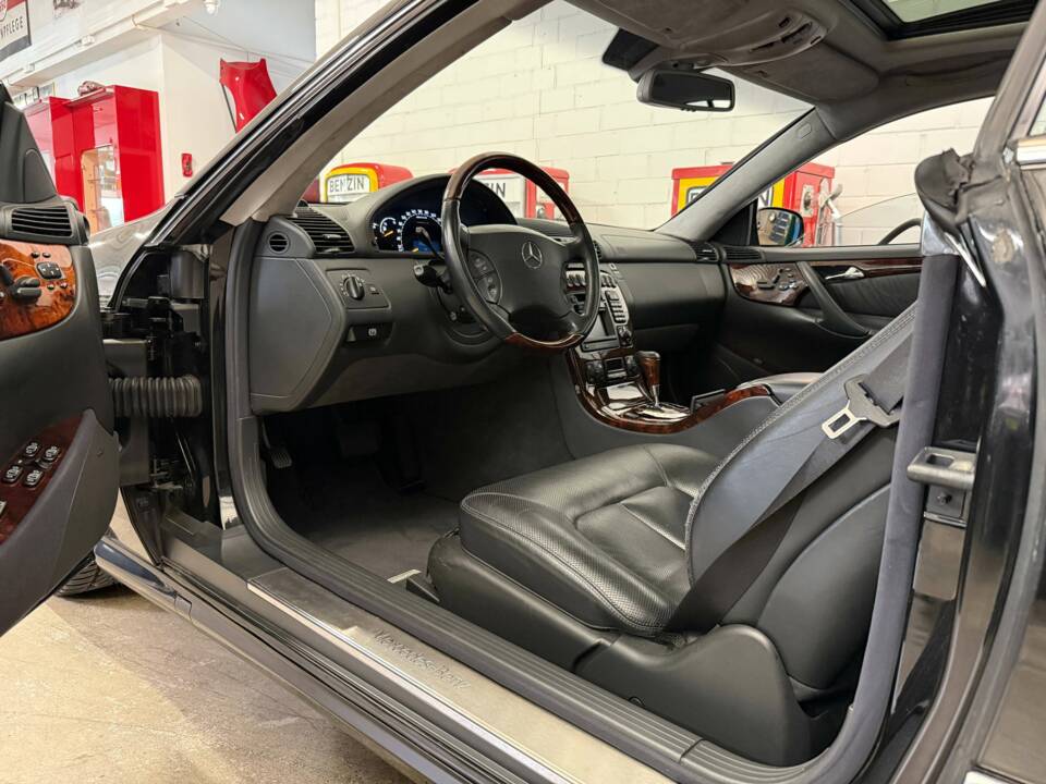 Immagine 6/19 di Mercedes-Benz CL 55 AMG (2001)