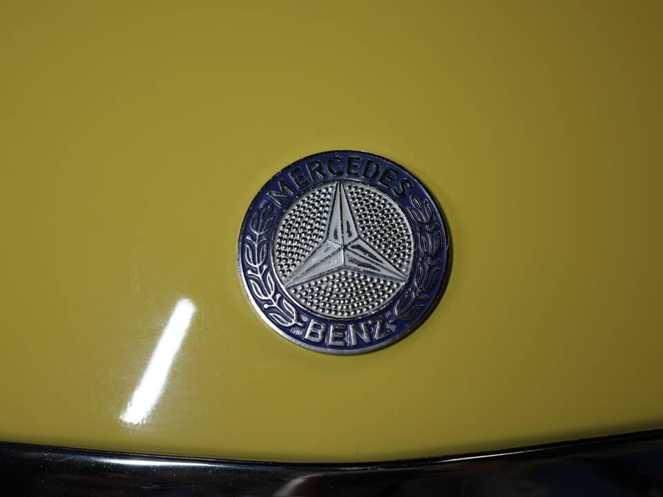 Image 27/50 of Mercedes-Benz 500 SL (1983)