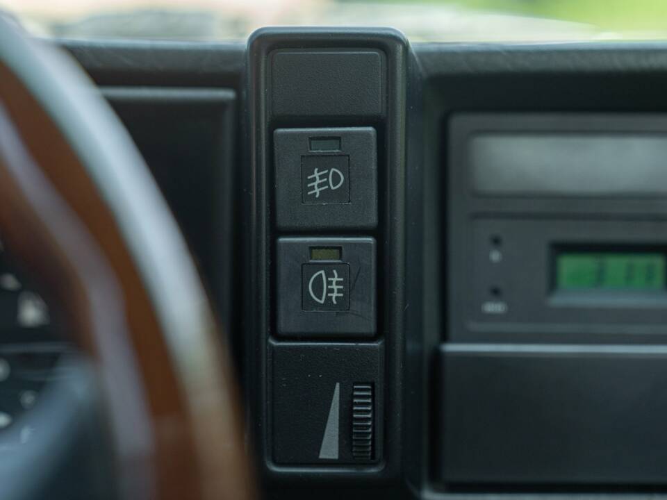 Immagine 46/50 di Alfa Romeo 75 2.0 Twin Spark (1989)