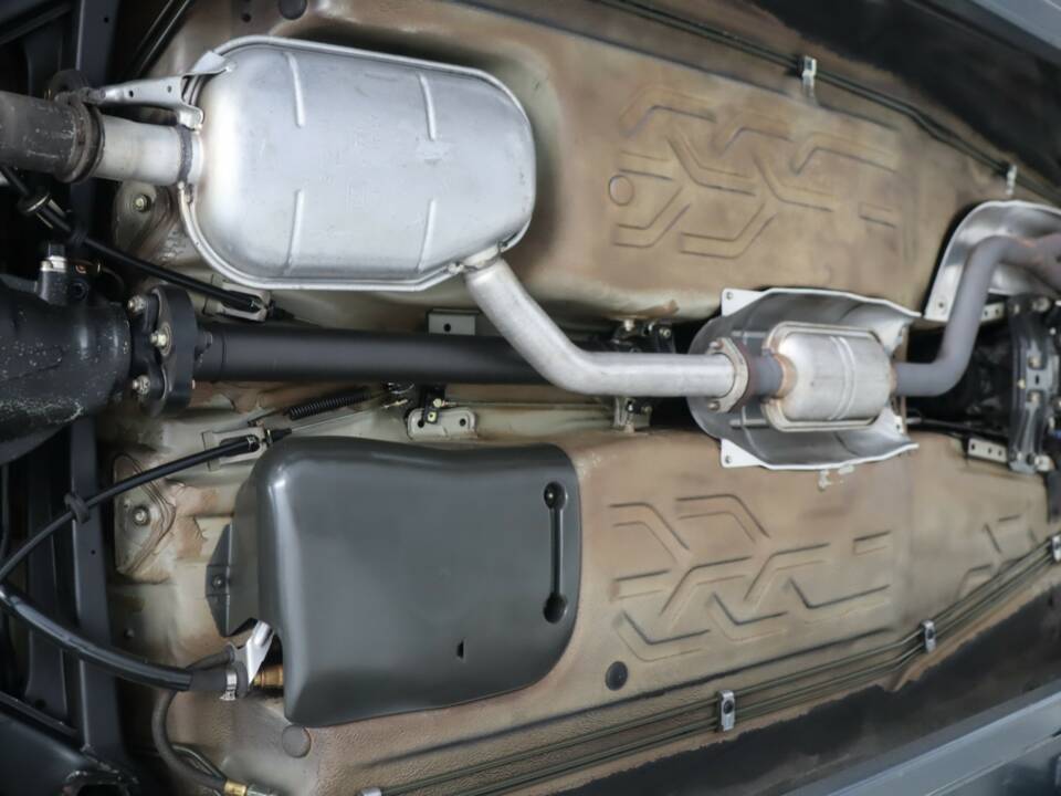 Immagine 44/50 di Mercedes-Benz 190 E 2.3-16 (1986)