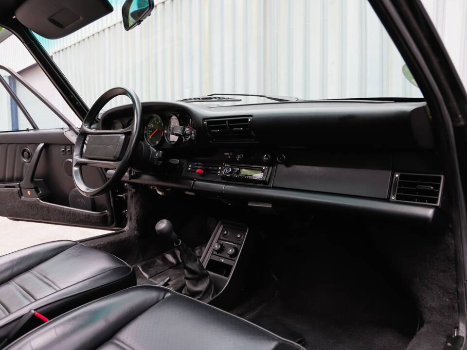 Image 85/108 de Porsche 911 Carrera 3.2 (1989)