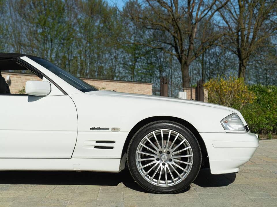 Image 22/50 of Mercedes-Benz SL 320 (1997)