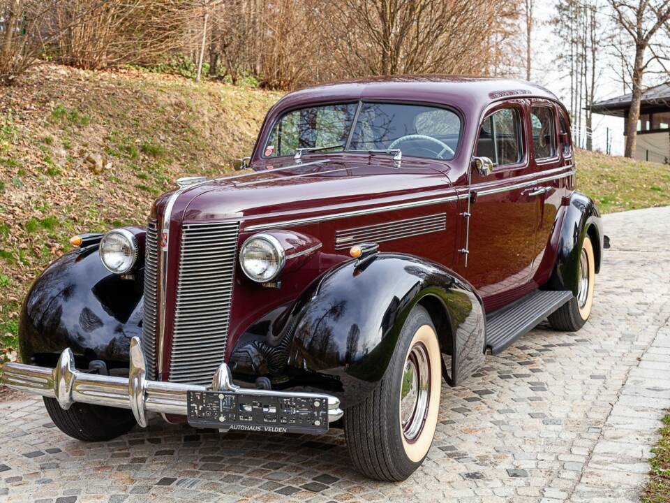 Immagine 2/5 di Buick Century Touring Sedan (1937)