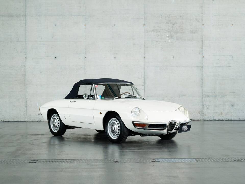 Image 12/50 of Alfa Romeo 1600 Spider Duetto (1966)