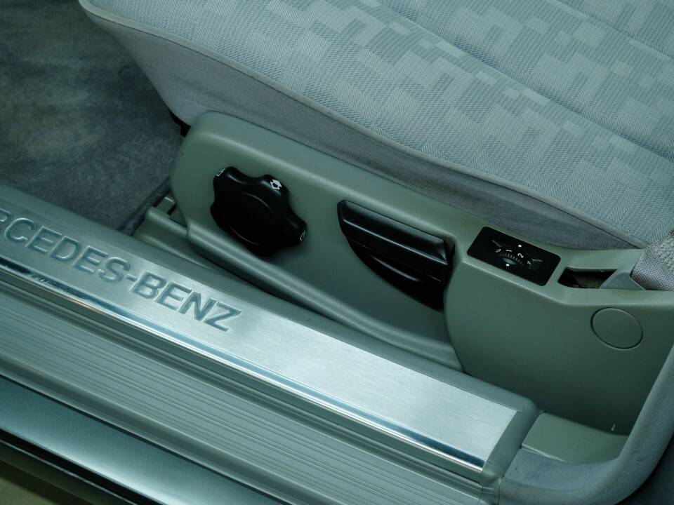 Bild 46/50 von Mercedes-Benz 300 SE (1992)