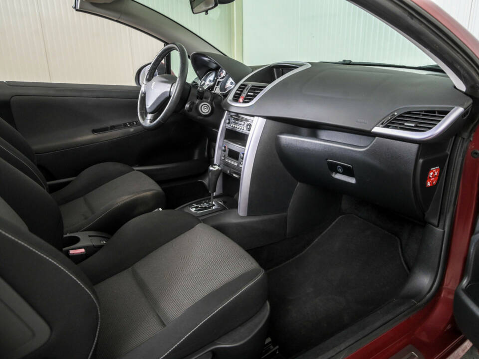 Imagen 12/50 de Peugeot 207 CC 1.6 VTi (2008)