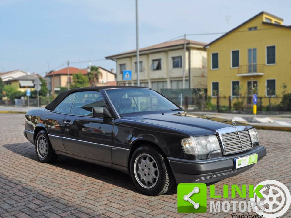 Afbeelding 7/10 van Mercedes-Benz 300 CE (1993)