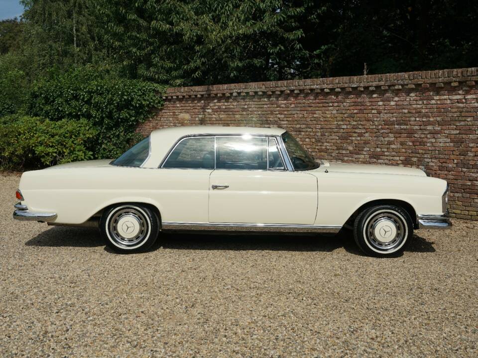 Image 23/50 de Mercedes-Benz 280 SE (1968)