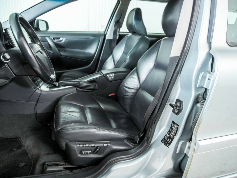 Image 15/36 of Volvo V70 D5 (2008)