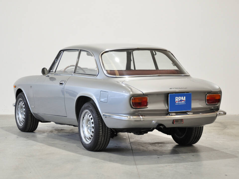 Bild 18/30 von Alfa Romeo Giulia 1300 GT Junior (1971)