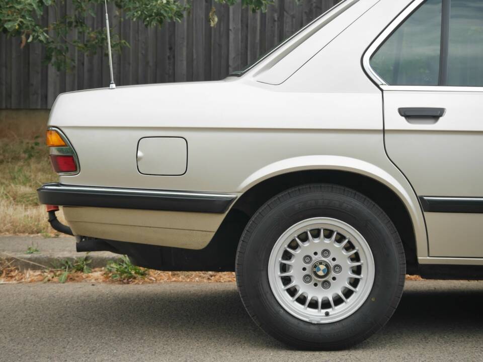 Image 15/42 of BMW 528i (1900)