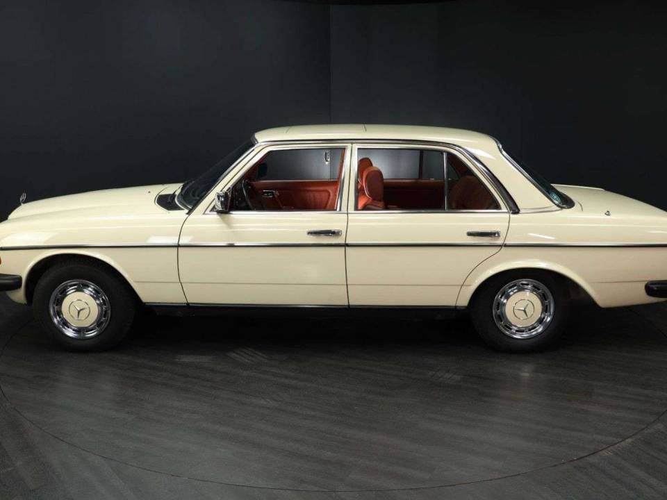 Image 3/30 of Mercedes-Benz 200 (1982)