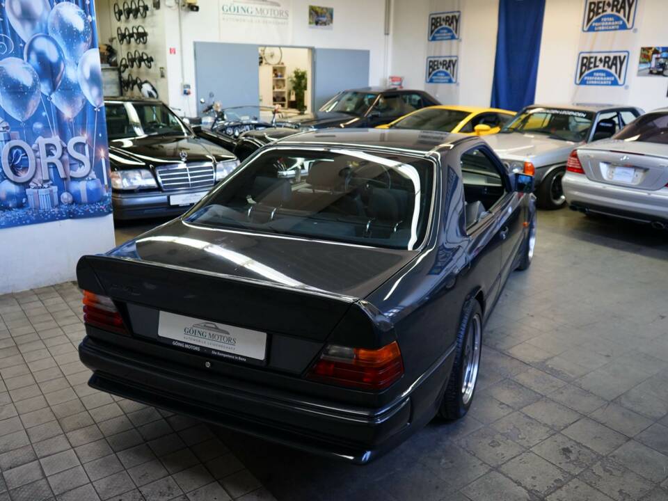 Afbeelding 16/35 van Mercedes-Benz 300 CE-24 (1992)