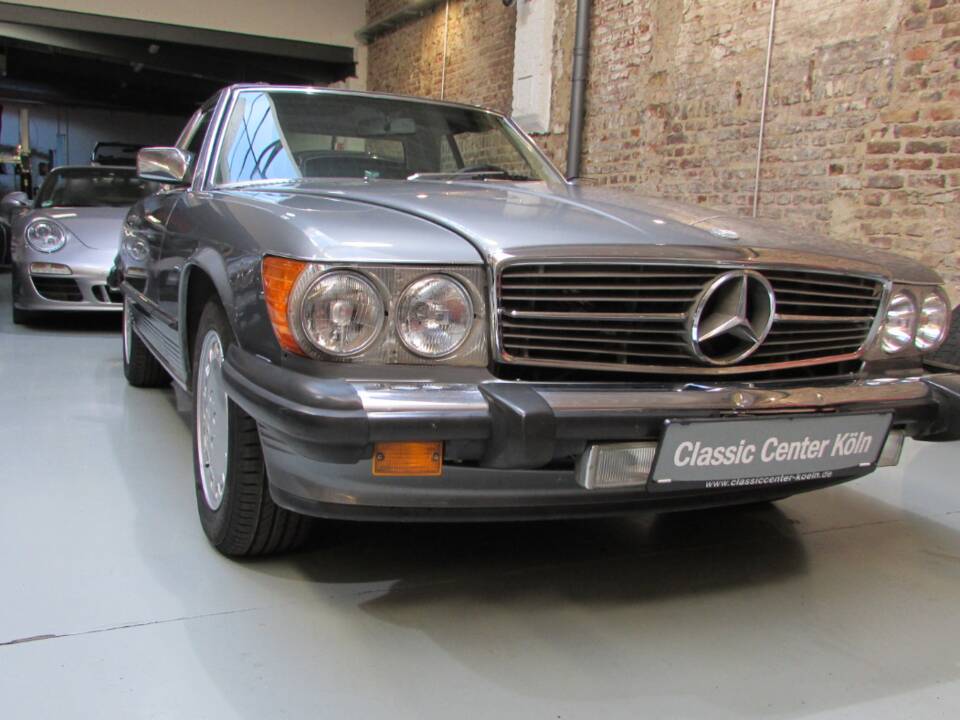 Afbeelding 17/17 van Mercedes-Benz 560 SL (1987)