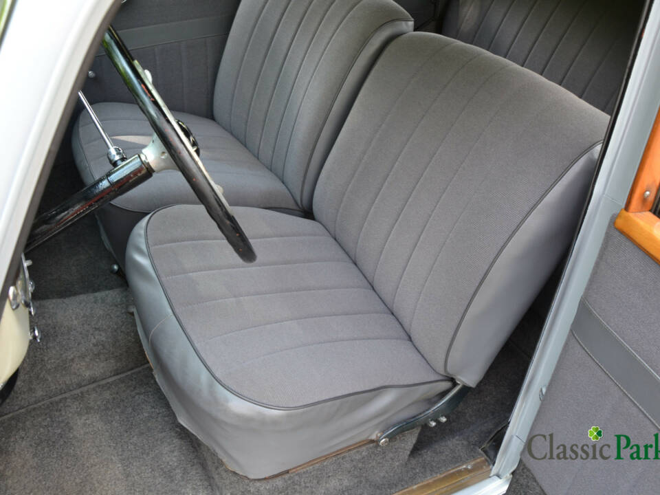 Image 22/50 of Mercedes-Benz 220 (1952)