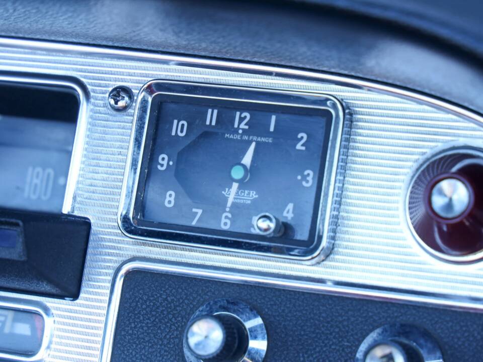 Image 18/50 of Citroën DS 21 Chapron (1963)