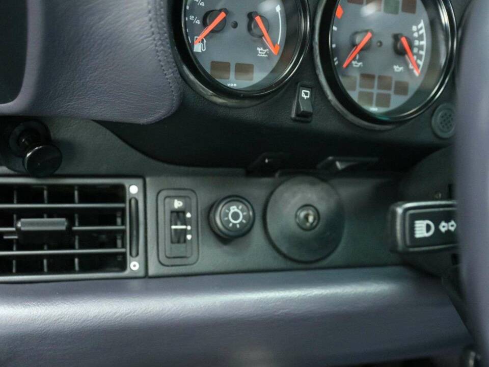 Immagine 19/50 di Porsche 911 Carrera 4 (1993)