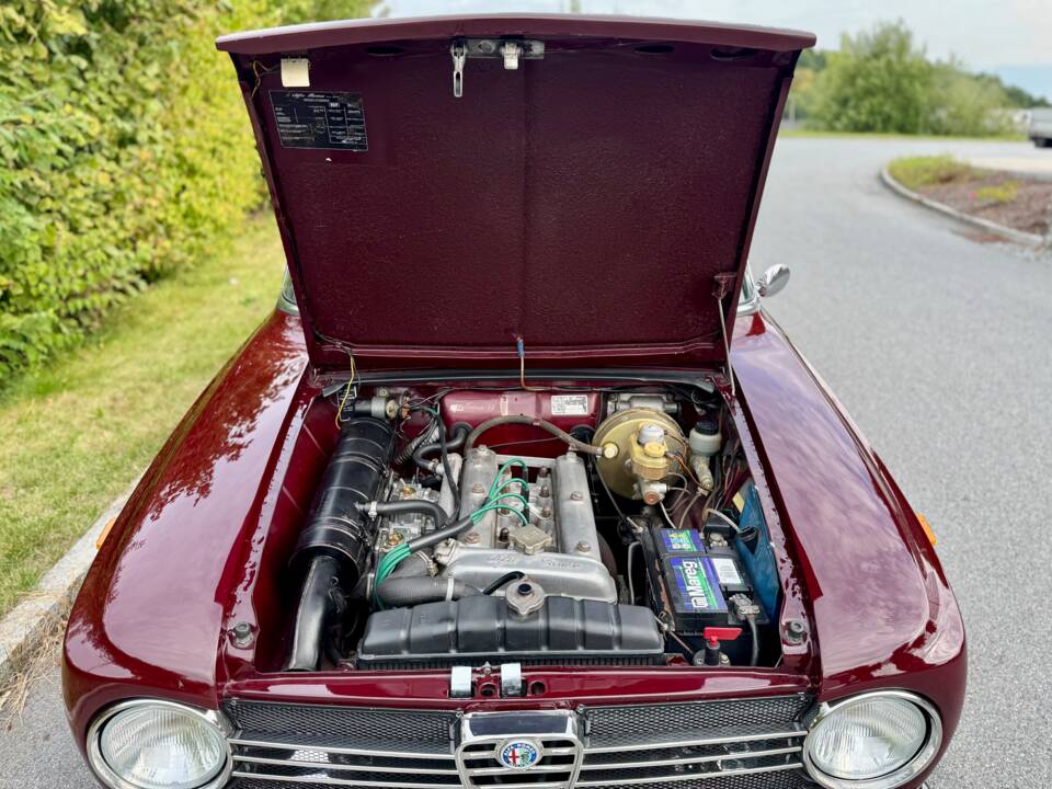 Image 20/24 of Alfa Romeo Giulia 1300 Super (1972)