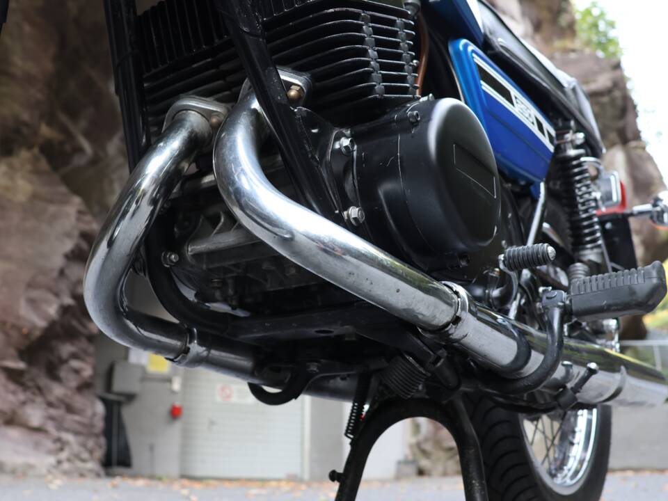 Image 12/33 of Yamaha RD 250 (1976)