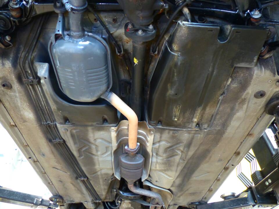 Afbeelding 22/63 van Mercedes-Benz 230 CE (1988)